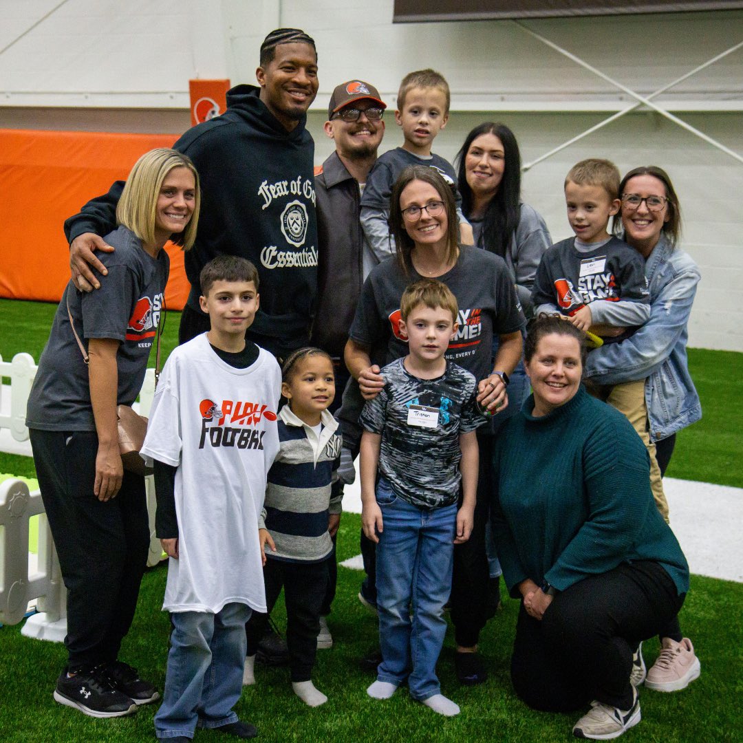 BrownsGiveBack's tweet photo. This week, Dustin Hopkins &amp; The Well Foundation welcomed 40+ families to @crosscountrymtg Campus for an inclusive holiday celebration! 🎁 #MonthOfGiving https://t.co/rHaWDthjfb