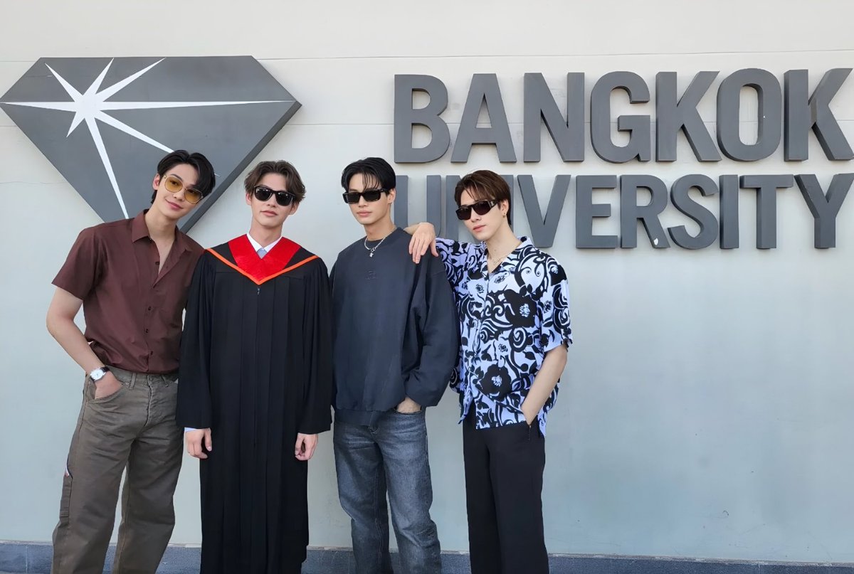 shopper_mm's tweet photo. 2022.12.14 #ไบร์ทวิน Photo memory cr.topping_society 2年前 #BrightGraduation 🎓での #F4Thailand so soo cool 🕶️✨
#brightvc #winmetawin #hirunkit_ #dew_jsu https://t.co/Il9lRgWHa9