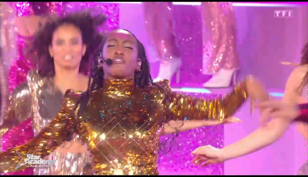 NewsReactLive's tweet photo. A chaque prime, elle mange tout et ne laisse rien aux autres. Ebony tu es une reine. #StarAcademy #StarAcademyLeLive https://t.co/0Ywz3dXU4Z
