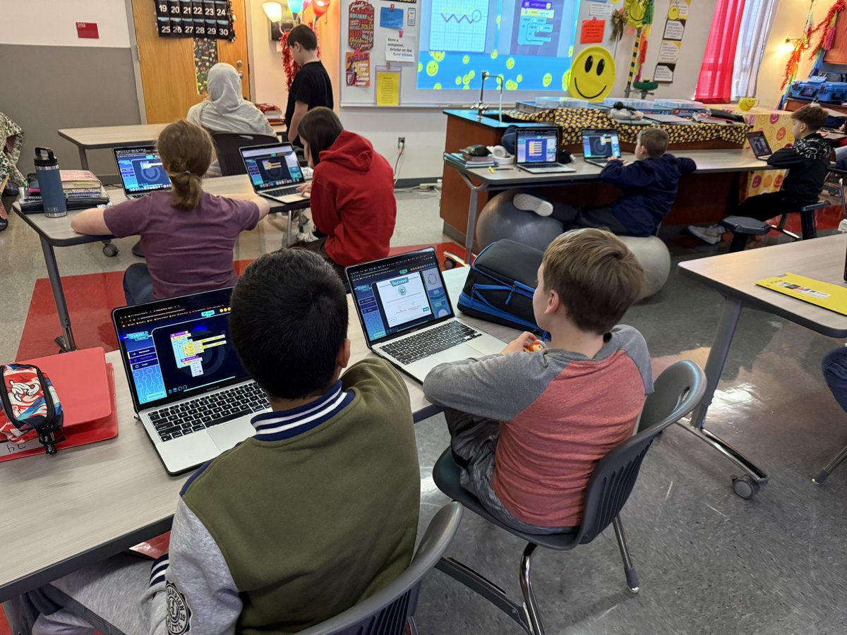 kmdunlap's tweet photo. Ss completing Shape Tracer, on the ozobot site by successfully tracing colored shapes using the least amount of blocks. 😊 #fairviewadvantage #solveproblems #create #ozoblockly @FPSchools #ozobot #solveproblems @Ozobot https://t.co/AIfJ1nwj6c