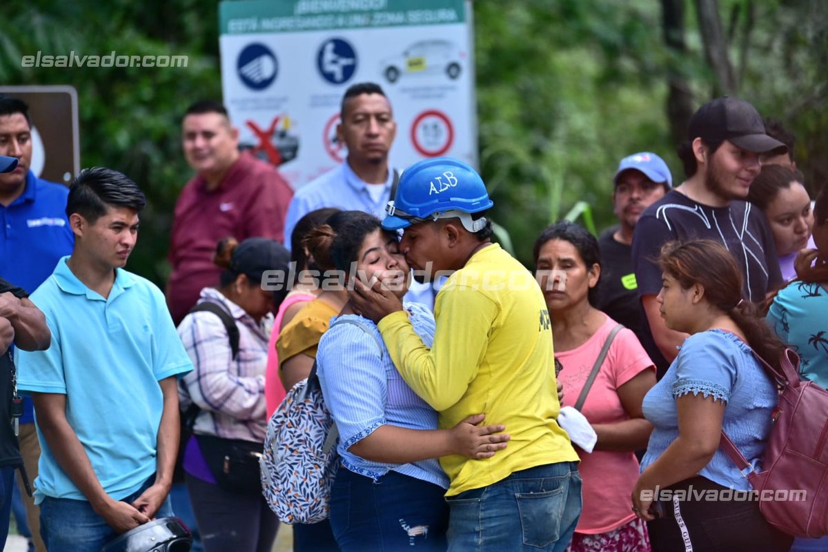 #ÚltimaHora #EnDesarrollo | Algunos familiares ya se enteraron de la muerte de sus parientes. Otros permanecen a la espera de información para saber si están lesionados o han salido ilesos. Fotos EDH 📸Francisco Rubio.  

Lee más🔗 bit.ly/3DbJOYF