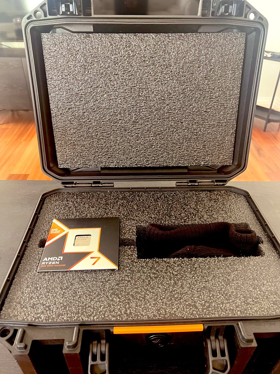 Sigils's tweet photo. Oh man itβs time to take things to another level.
Shout out to @AMDGaming for hooking me up with the new Ryzen 7 9800X3D processor.
https://t.co/25zMwaP5BX
#GoAMDRyzenX3D #AMDPartner https://t.co/FuuImD7l3j