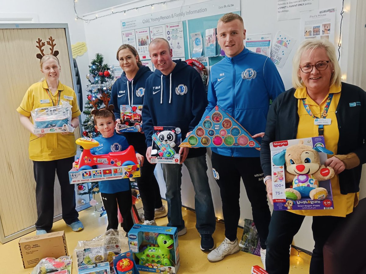 MagheralinVFC's tweet photo. 🎁 𝘾𝙃𝙍𝙄𝙎𝙏𝙈𝘼𝙎 𝙋𝙍𝙀𝙎𝙀𝙉𝙏 𝘿𝙍𝙊𝙋 𝙊𝙁𝙁 🎁

This afternoon the club presented gifts to the Royal Belfast Hospital for Sick Children as part of our Christmas Fundraiser - 10% of our Christmas Raffle ticket sales went towards purchasing these much needed items.
[cont.] https://t.co/YWIzTcSefU