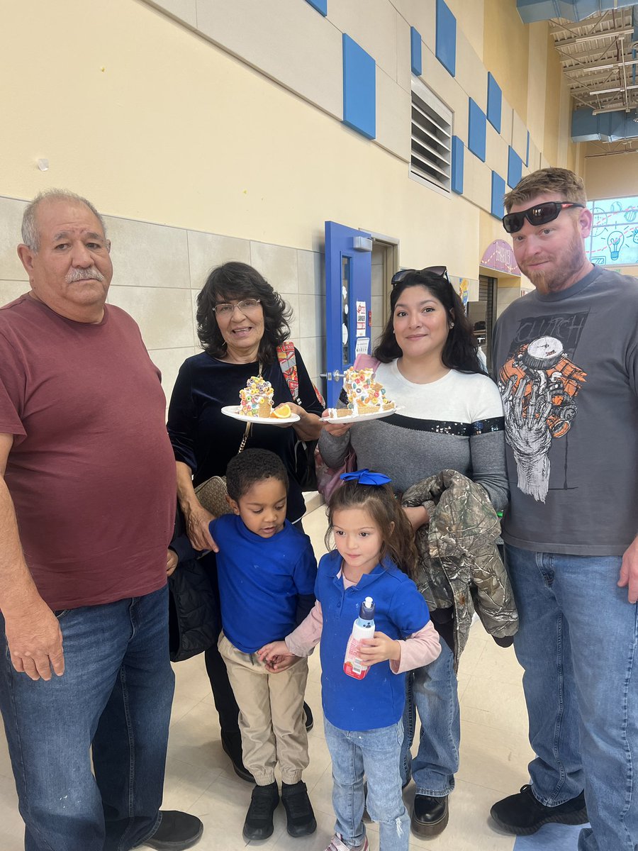 TDSSundancers's tweet photo. 🎉 A huge thank you to all the parents who joined us for our gingerbread building activity! 🍪🏠 We loved seeing families come together to create such beautiful gingerbread houses. We appreciate your support .@TierraDelSol_ES @YsletaISD @_IreneAhumada #GingerbreadFun https://t.co/vxJpXzTgM1