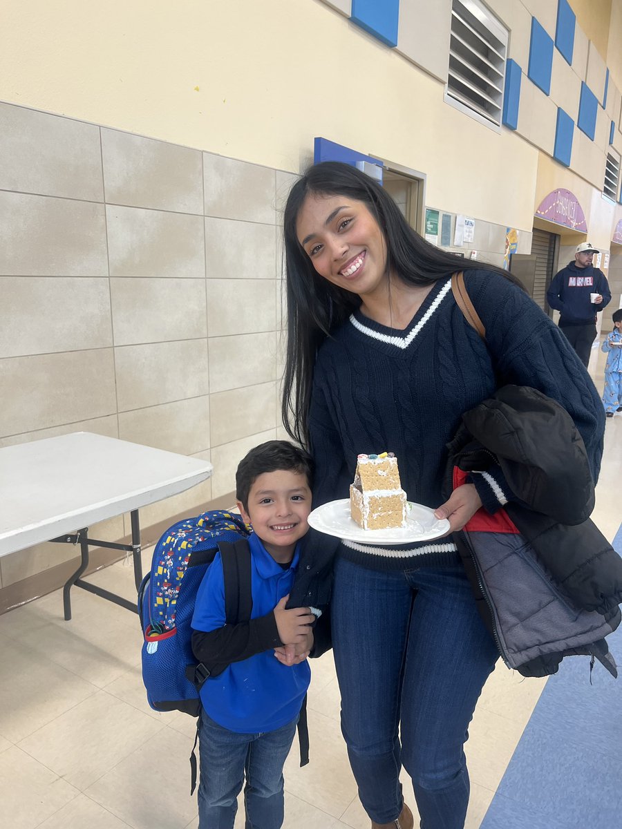 TDSSundancers's tweet photo. 🎉 A huge thank you to all the parents who joined us for our gingerbread building activity! 🍪🏠 We loved seeing families come together to create such beautiful gingerbread houses. We appreciate your support .@TierraDelSol_ES @YsletaISD @_IreneAhumada #GingerbreadFun https://t.co/vxJpXzTgM1