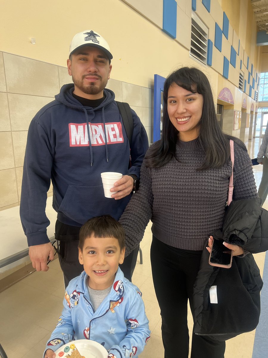 TDSSundancers's tweet photo. 🎉 A huge thank you to all the parents who joined us for our gingerbread building activity! 🍪🏠 We loved seeing families come together to create such beautiful gingerbread houses. We appreciate your support .@TierraDelSol_ES @YsletaISD @_IreneAhumada #GingerbreadFun https://t.co/vxJpXzTgM1