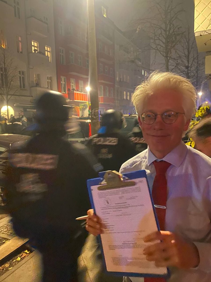 DiePARTEIBerlin's tweet image. Die PARTEI sammelt Unterstützerunterschiften für die Bundestagswahl. Auch am 13.12. in Berlin-Friedrichshain. Da waren wir aber nicht wirklich erfolgreich.