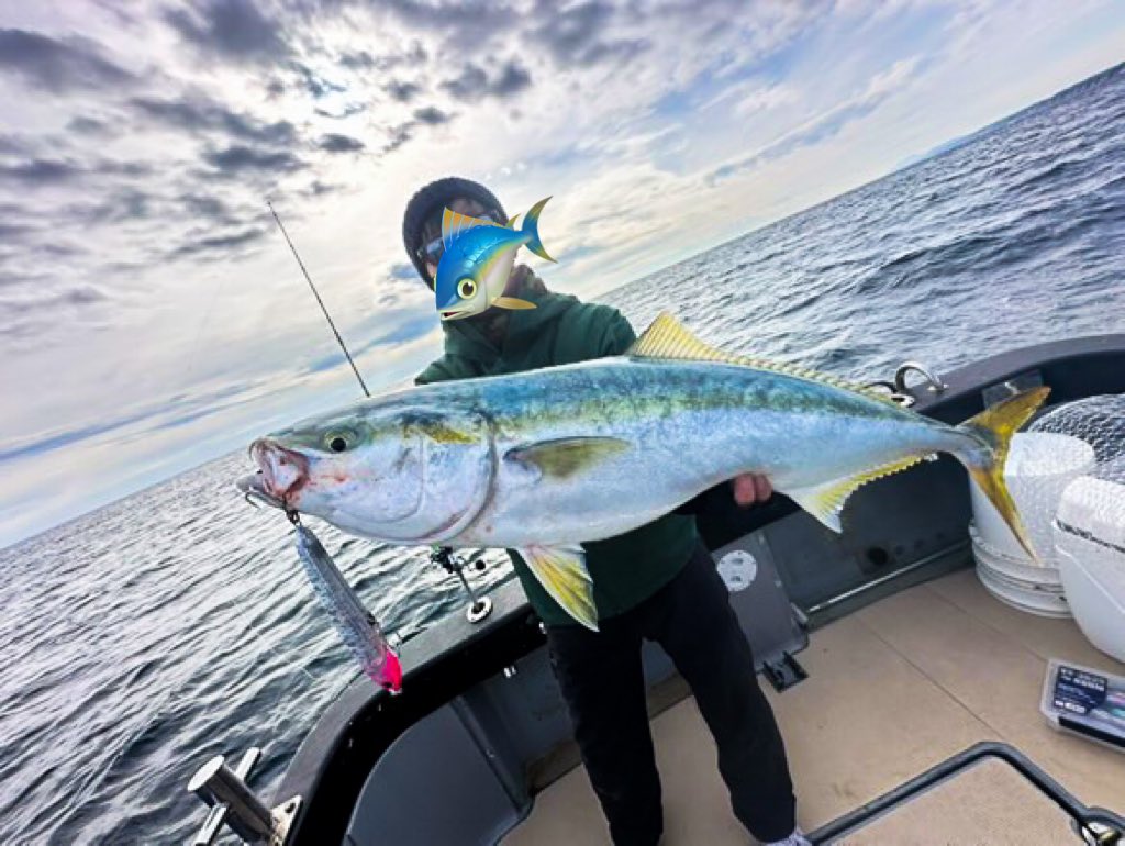 kuririn2008K's tweet photo. ブリトップ！
トップの釣りは最高に楽しいなー
最初釣れなくて焦ったけど、後半パターン掴んで連発して良かった✌️

#ラピード160F https://t.co/VkDuiK2dez