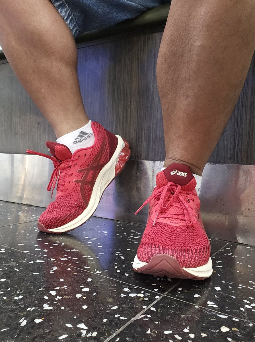 Berns_B_Bee's tweet photo. Matches the jersey

#morningcoffee☕️ 

#straightouttabox 
#straighttofeet https://t.co/m9TuV6YkZe