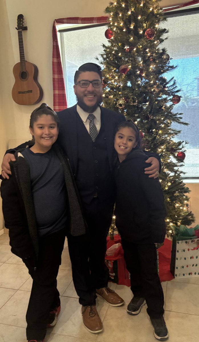 Ben_Rodriguez16's tweet photo. Congrats Orlando! 
We love you! #NAUGRAD https://t.co/jpriRkW908