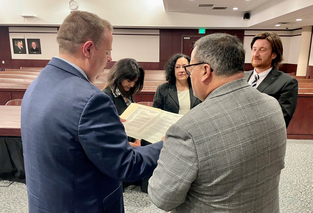 13thCourtFL's tweet photo. Judge Mirko Bonačić-Dorić, at the forefront of judicial reform efforts in Chile, was in Tampa learning how to improve small claims court and community disputes in his country. He also presented a Letter of Friendship, to strengthen the ties between our courts.
@MirkoB_D #13Strong https://t.co/UgHsyPpJ6Q