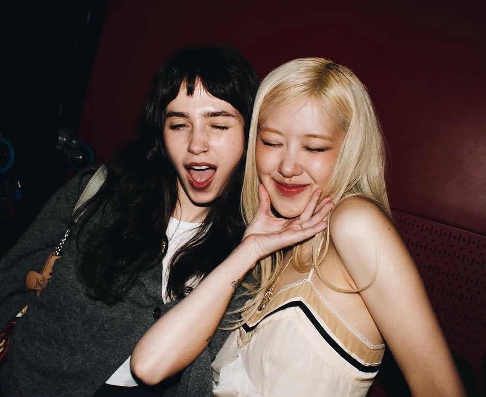 rosespics's tweet image. ROSÉ AND CLAIRO OMG