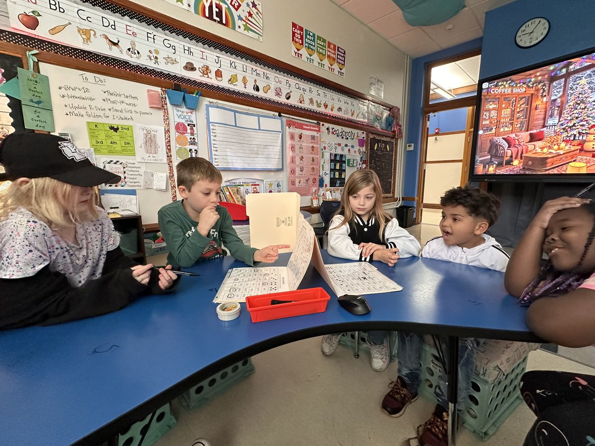 MrsS_writes's tweet photo. Fun Friday playing Reading Battleship with our UFLI Roll and Reads! @JCWestElem @JCSchools_ #westisbest https://t.co/PbTKdS0eKa