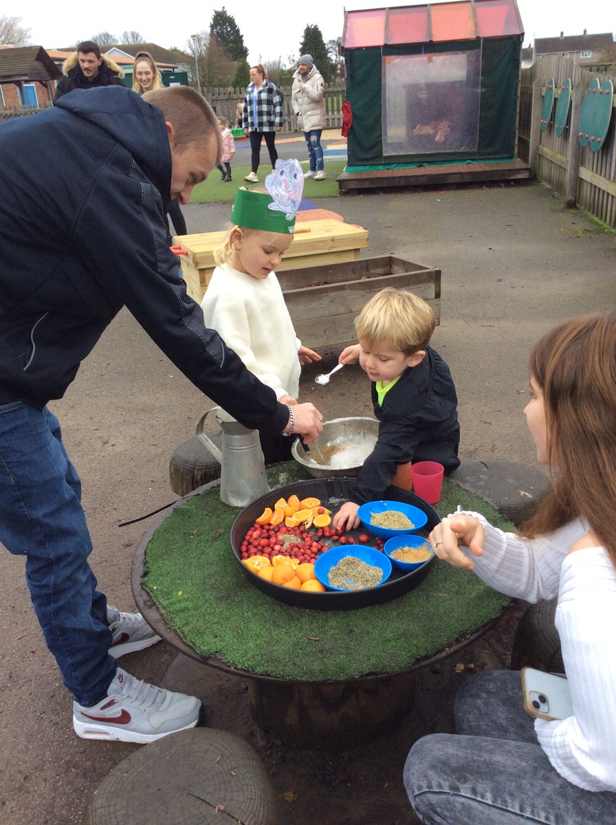 cph_school's tweet photo. We really enjoyed welcoming our families into Nursery and Reception today for our winter activity morning. We all had a fantastic morning and would like to thank all the grown-ups who were able to come. @the_laat https://t.co/Qug37mtq9H