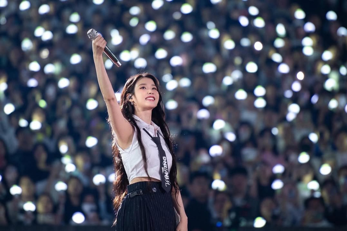 newscribe_kr's tweet photo. '선결제 릴레이?'... 아이유, 탄핵 집회 참여자들 지원하며 드러낸 정치성향 https://t.co/GEWfTFV1op https://t.co/2PlqL0ZFib