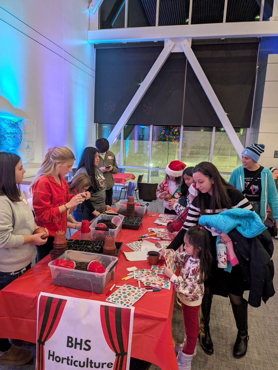 MrKedz's tweet photo. FFA Holiday basil planting at the @220Arts Winter Wonderfest! Pla🌱 https://t.co/UV8Pu6Jwtx