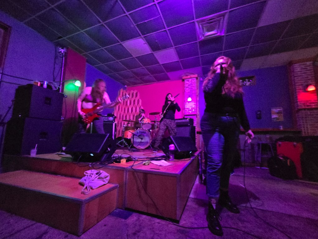 cynth_hawg's tweet photo. Hehe another great show for #makeupremover #gnvhxc #queercore https://t.co/uwEfK2mOPn