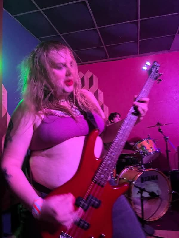 cynth_hawg's tweet photo. Hehe another great show for #makeupremover #gnvhxc #queercore https://t.co/uwEfK2mOPn