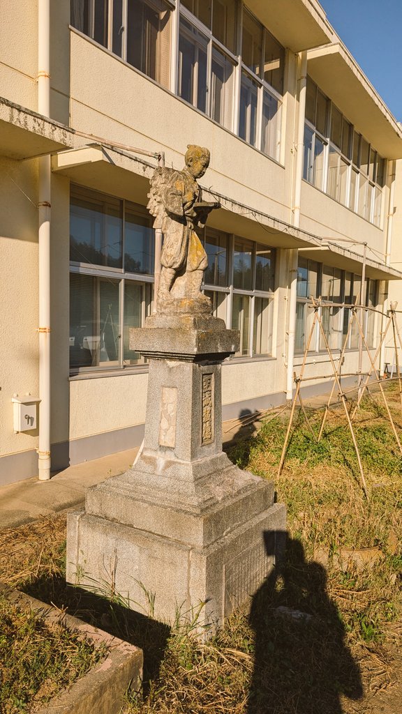 emberdesign_B's tweet photo. おじさん2号です！

どう見ても小学校でし���？
でも校庭で炭火焼きハンバーグ作れるキャンプ場なんすよ…😆

#EMBERDESIGN
#キャンプ好きな人と繋がりたい 
#B6君
#ハンバーグ
#小学校
#CAMPieceかすみがうら廃校キャンプ場 https://t.co/N1LR7sixST