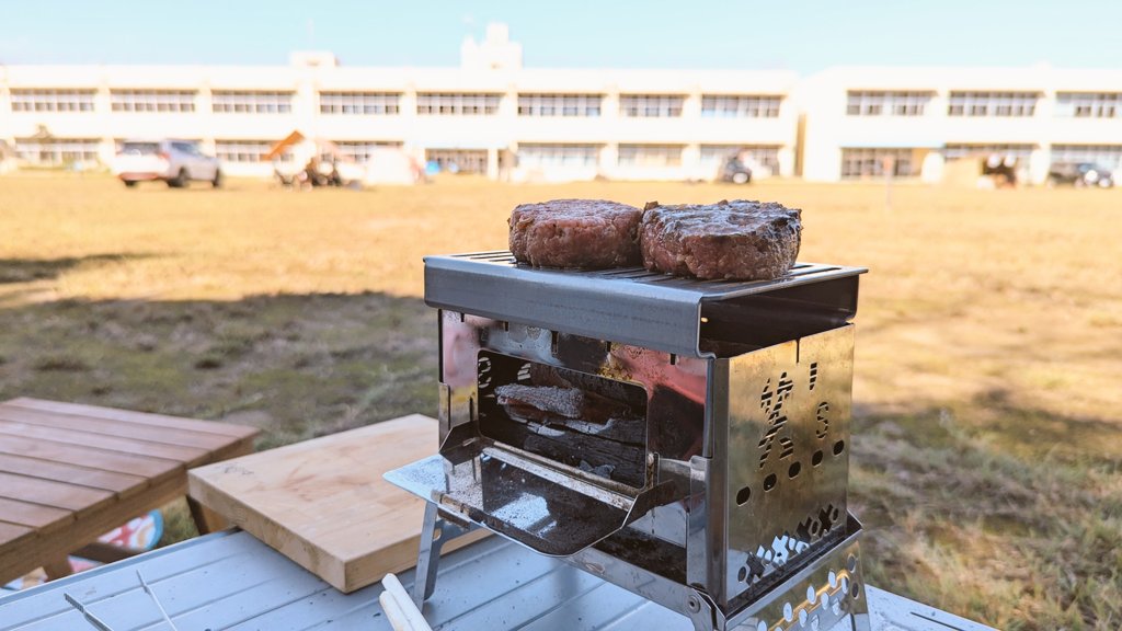 emberdesign_B's tweet photo. おじさん2号です！

どう見ても小学校でし���？
でも校庭で炭火焼きハンバーグ作れるキャンプ場なんすよ…😆

#EMBERDESIGN
#キャンプ好きな人と繋がりたい 
#B6君
#ハンバーグ
#小学校
#CAMPieceかすみがうら廃校キャンプ場 https://t.co/N1LR7sixST