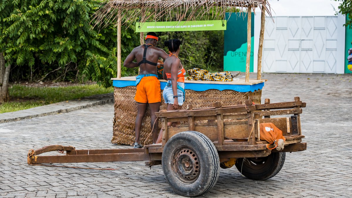 MyTropika's tweet photo. #TeamOrange has threaded all their bags through the tower! But now it’s time for the ultimate water challenge! 🌊 

Will Tristen save #TeamZanzibarSunrise? 🤔 Let us know your thoughts!👇 #Tropika https://t.co/KkXPXQxAe1