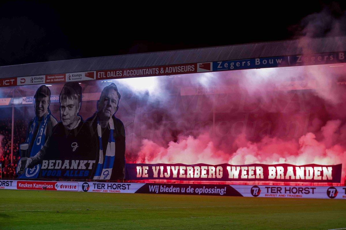 Fakkels , sfeeractie Superboeren supporters De Graafschap tijdens wedstrijd tegen SC Cambuur #dijksmedia