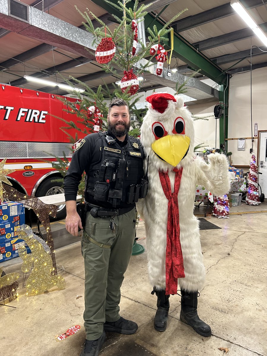 MultCoSheriff's tweet photo. Tis the season for tree lightings! 🎄MCSO members joined in on the festivities at several of our communities celebrations, spreading joy and holiday cheer! ✨ https://t.co/49Cf7WYQda