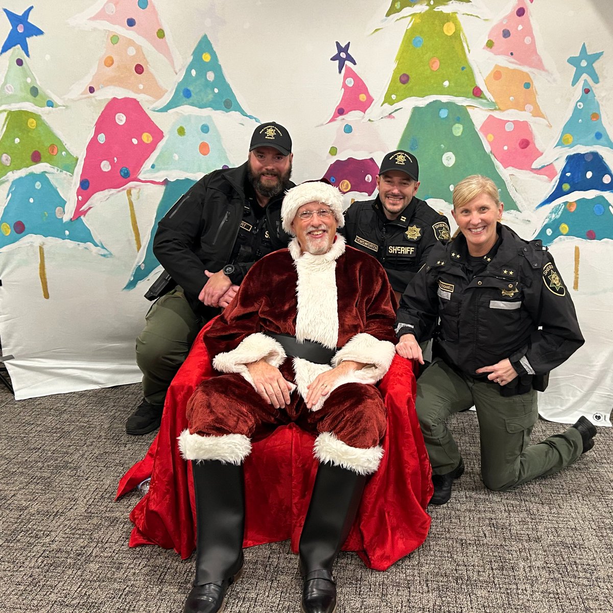 MultCoSheriff's tweet photo. Tis the season for tree lightings! 🎄MCSO members joined in on the festivities at several of our communities celebrations, spreading joy and holiday cheer! ✨ https://t.co/49Cf7WYQda