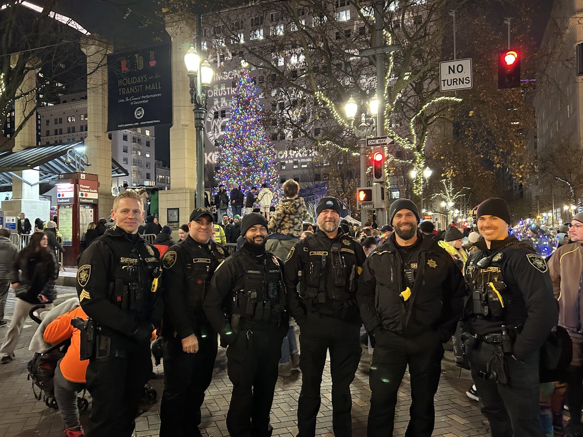 Tis the season for tree lightings! 🎄MCSO members joined in on the festivities at several of our communities celebrations, spreading joy and holiday cheer! ✨