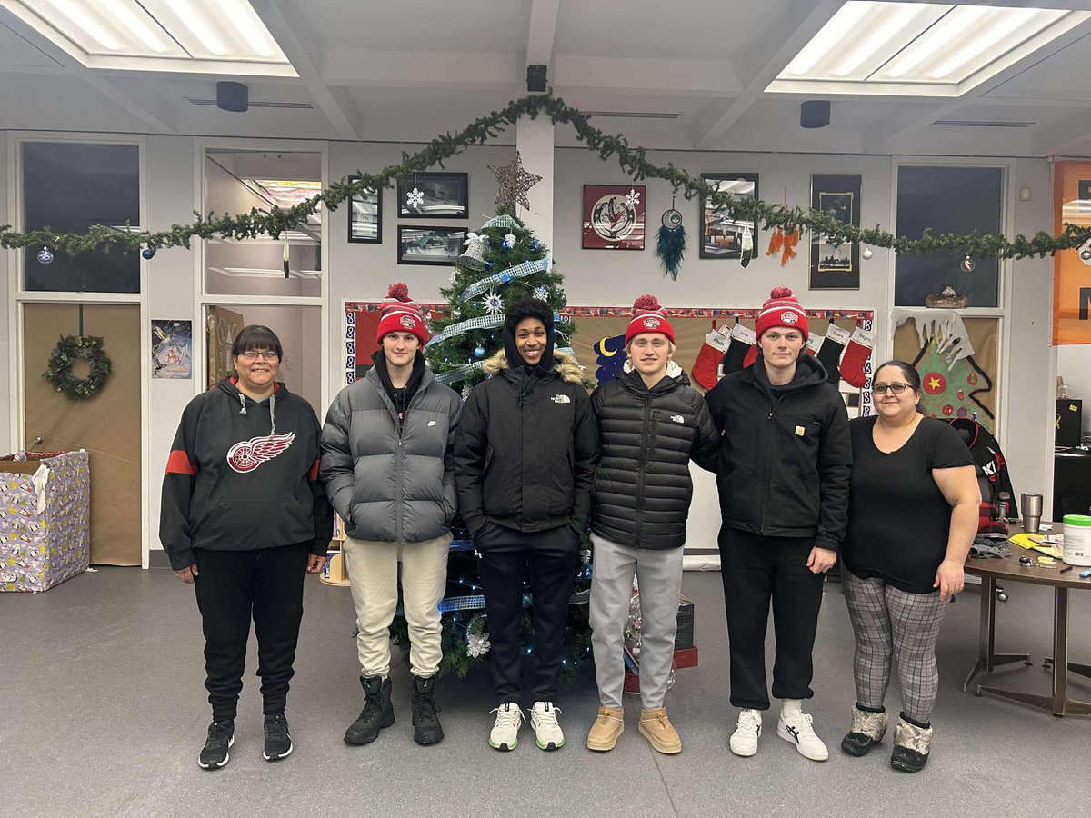 NorManBlizzJrA's tweet image. Holiday Spirit in full swing! Some of the boys took some time to deliver hampers around town yesterday for the holiday season. Thanks to @thepasfc for the invite to help out!

#NorManBlizzard #MJHLintheCommunity #ThePas #RMofKelsey #Opaskwayak