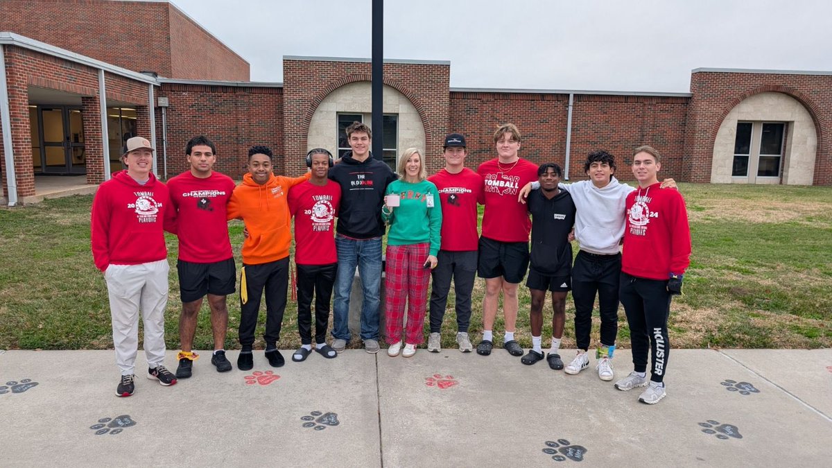 TISDTIS's tweet photo. Nothing crumby about this morning! 🎄🍪 Our cookie cart brought holiday cheer to our amazing teachers, and THS football brought the sweetest spirit with their moves at drop-off! 🕺🎶 Thanks for kicking off our day with a touchdown of joy! 🏈✨ #HolidayCheer
@TomballISD @FootballTomball