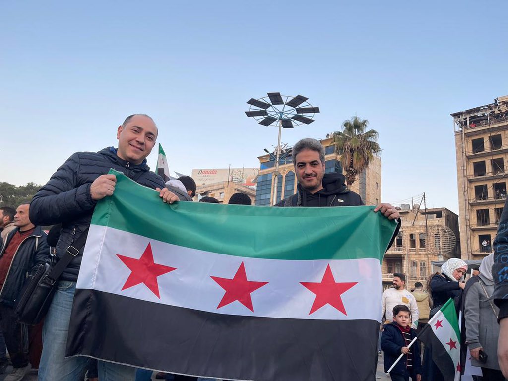 miswarhammami's tweet photo. من احتفالي مع شعبي الحر بساحة سعد الله الجابري في حلب الحرة https://t.co/3Go4WyYolc