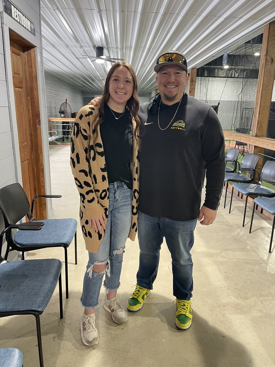 delaneymurph14's tweet photo. Had an incredible visit with @MattCervantes13 and @kcerv2828 at DACC today! Loved the positive aspect of the campus, a strong academic program, and great softball family culture! Feeling really excited about possibly becoming a Jaguar! 💚💛 https://t.co/ZbzqXmAkty