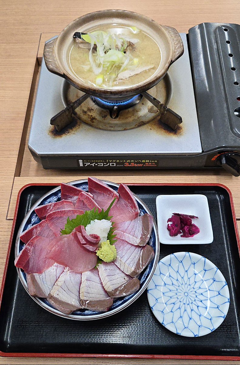 KaizokuoMa's tweet photo. 氷見 魚市場食堂@氷見
ブリ丼定食(土鍋漁師汁付き)
寝ずに🏔️越えの氷見ブリ丼❕贅沢な盛付けにわさび醤油を滴らせ…脂の乗った刺しと炙られ味わいの変化したぶりがまた格別🥰
土鍋は鰤のアラ出汁が滲み出し&amp;大粒ツミレも丼の刺身をしゃぶしゃ��も…🤭
新潟☃️乗り越え最高のご褒美🐟💞
超絶美味‼️🙏💥💯 https://t.co/5y5tPeSmNV