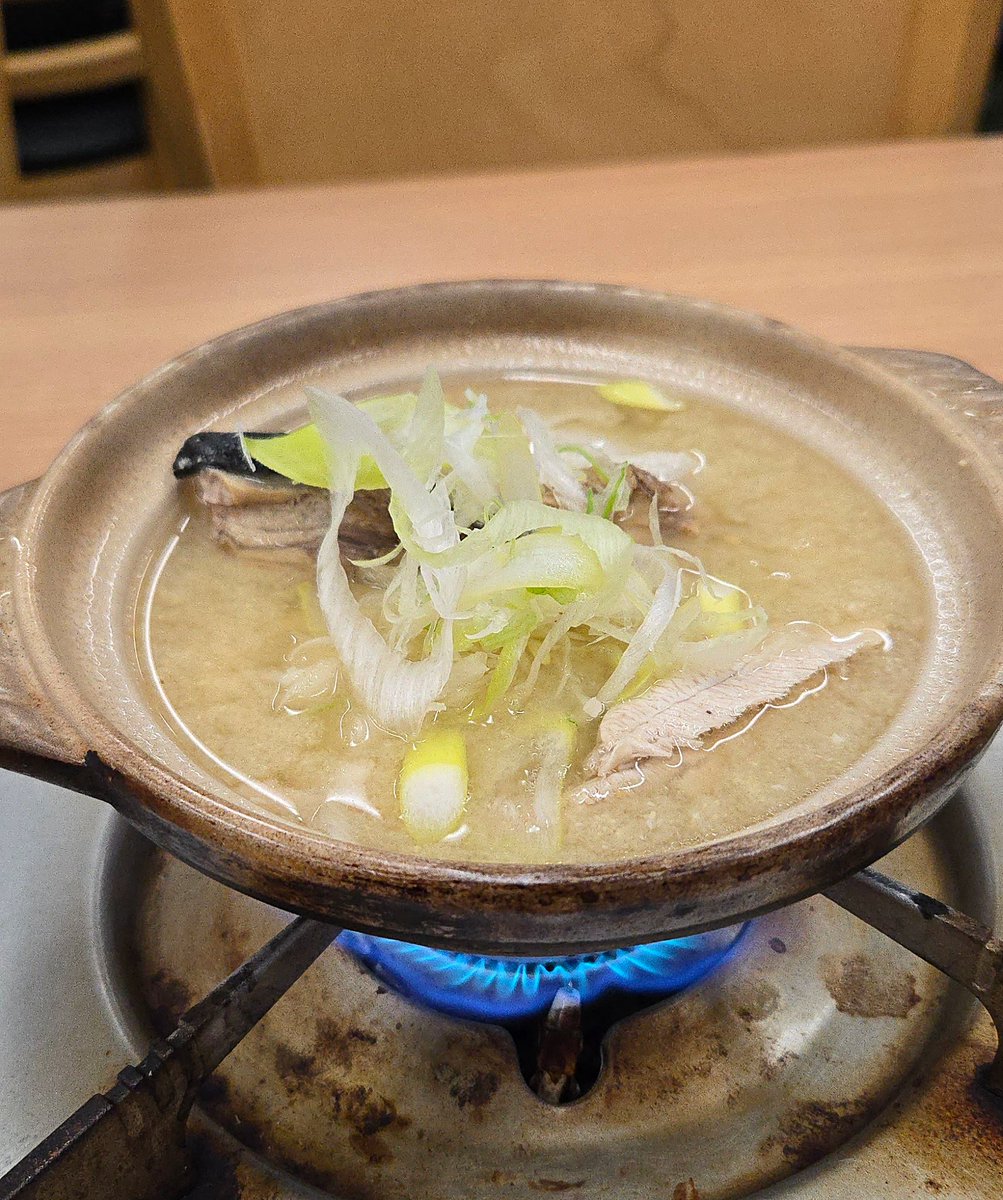 KaizokuoMa's tweet photo. 氷見 魚市場食堂@氷見
ブリ丼定食(土鍋漁師汁付き)
寝ずに🏔️越えの氷見ブリ丼❕贅沢な盛付けにわさび醤油を滴らせ…脂の乗った刺しと炙られ味わいの変化したぶりがまた格別🥰
土鍋は鰤のアラ出汁が滲み出し&amp;大粒ツミレも丼の刺身をしゃぶしゃ��も…🤭
新潟☃️乗り越え最高のご褒美🐟💞
超絶美味‼️🙏💥💯 https://t.co/5y5tPeSmNV