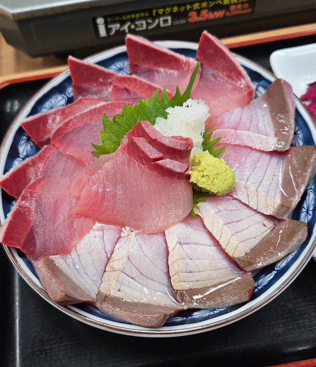 KaizokuoMa's tweet photo. 氷見 魚市場食堂@氷見
ブリ丼定食(土鍋漁師汁付き)
寝ずに🏔️越えの氷見ブリ丼❕贅沢な盛付けにわさび醤油を滴らせ…脂の乗った刺しと炙られ味わいの変化したぶりがまた格別🥰
土鍋は鰤のアラ出汁が滲み出し&amp;大粒ツミレも丼の刺身をしゃぶしゃ��も…🤭
新潟☃️乗り越え最高のご褒美🐟💞
超絶美味‼️🙏💥💯 https://t.co/5y5tPeSmNV
