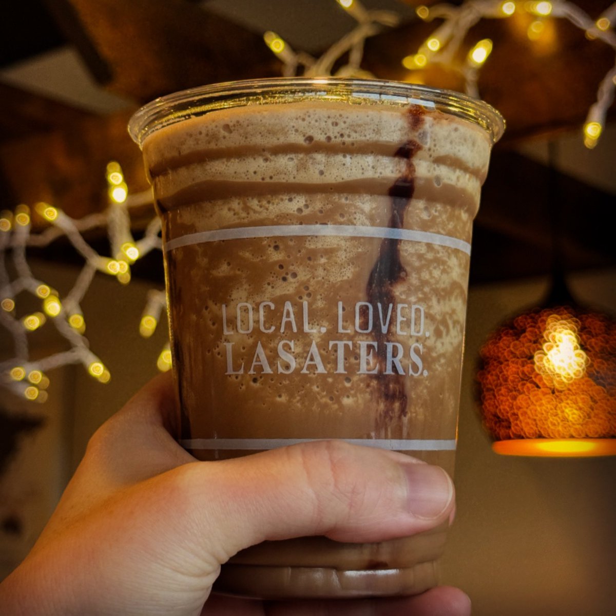 Twinkly lights and a Blended Mocha. ✨🍫☕️ Sounds like a good Friday afternoon to us. ☺️

📍: LasatersCoffee.com/Locations
#ImDrinkingLasaters #Espresso
#TreatYourself #Christmas #Coffee
#GoodVibes #Tennessee #Kentucky