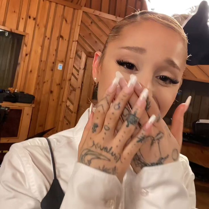 _God_Ariana_'s tweet photo. Goddess Ari laughing at your shrimpie btw <3 https://t.co/1wqJF02fzF