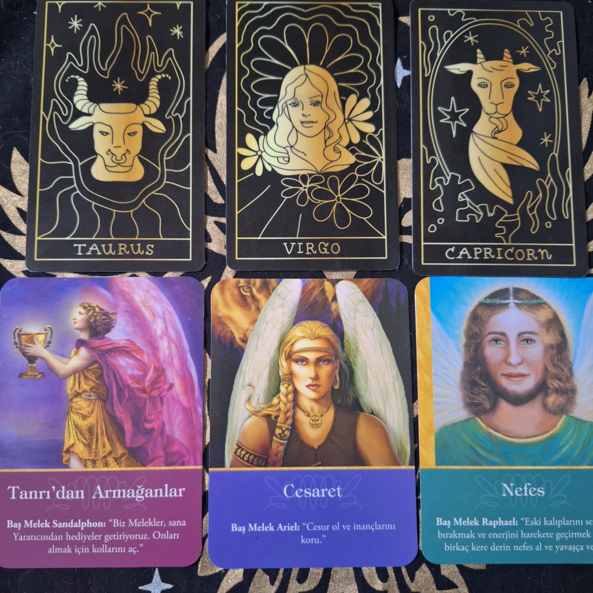 PHOEN1XDRAGON's tweet photo. ☯️ 14 ARALIK GÜNLÜK Melek  Tarot Mesajları Tek Kart Gündemi

¡Etkileşim Verenlere niyetlendim!

𖤓 Güneş | ⅍ Yükselen  | ☽ Ay 

➣Günün Mesajları Burçların altında yazmaktadır.
(Sistem yeniden yerine oturana kadar foto paylaşımlı olacak)

🜂ATEŞ ELEMENTİ
♈︎ Koç
꒰ঌ(Gücünü Tekrar Eline Al!)໒꒱
𓆩Baş Melek Raziel𓆪
"Yaşamına bolluk ve bereket akıtmak için, Tanrı'nın sana bahşettiği gücü ve sezgileri kullan."
⊹₊⟡⋆

♌︎ Aslan
꒰ঌ(Huzur)໒꒱
𓆩Baş Melek Chamuel𓆪
"Sevginin tek gerçek olduğunu hatırladığında, iç huzuru ancak o zaman gelir."
⊹₊⟡⋆

♐︎ Yay
꒰ঌ(Kanatlarını Aç!)໒꒱
𓆩Baş Melek Ariel𓆪
"Şu anda sakın geride durma. Zamanlama mükemmel ve sen uçarak yükselmek için hazırsın!"
⊹₊⟡⋆

🜃TOPRAK ELEMENTİ 
♉︎ Boğa 
꒰ঌ(Tanrı'dan Armağanlar)໒꒱
𓆩Baş Melek Sandalphon𓆪
"Biz Melekler, sana Yaratıcından hediyeler getiriyoruz. Onları almak için kollarını aç."
⊹₊⟡⋆

♍︎ Başak
꒰ঌ(Cesaret)໒꒱
𓆩Baş Melek Ariel𓆪
"Cesur ol ve inançlarını koru."
⊹₊⟡⋆

♑︎ Oğlak 
꒰ঌ(Nefes)໒꒱
𓆩Baş Melek Raphael𓆪
"Eski kalıplarını serbest bırakmak ve enerjini harekete geçirmek için, birkaç kere derin nefes al ve yavaşça ver."
⊹₊⟡⋆

🜁HAVA ELEMENTİ 
♊︎ İkizler 
꒰ঌ(Nezaket)໒꒱
𓆩Baş Melek Sandalphon𓆪
"Şu andan itibaren kendine çok nazik davran. Etrafını ılımlı insanlar, durumlar ve ortamlarla çevir."
⊹₊⟡⋆

♎︎ Terazi
꒰ঌ(Duyarlılık)໒꒱
𓆩Baş Melek Haniel𓆪
"Şu anda enerjilere ve duygulara karşı çok fazla duyarlısın. Kendine ve hislerine değer ver."
⊹₊⟡⋆

♒︎ Kova
꒰ঌ(Çakra Temizliği)໒꒱
𓆩Baş Melek Metatron𓆪
"Çakralarını, kutsal geometrik şekilleri kullanarak temizlemem ve açmam için beni çağır."
⊹₊⟡⋆

🜄SU ELEMENTİ 
♋︎ Yengeç
꒰ঌ(Sabır)໒꒱
𓆩Baş Melek Jophiel𓆪
"Hayallerin, fark ettiğinden daha çabuk gerçekleşiyor. Ancak yine de, onların beslenmeye ve sabıra ihtiyaçları var."
⊹₊⟡⋆

♏︎ Akrep
꒰ঌ(Cennetten Merhaba)໒꒱
𓆩Baş Melek Azrael𓆪
"Cennetteki sevdiklerin çok iyiler. Endişeleri terk et ve onların seni sevgi ile kutsamalarını hisset."
⊹₊⟡⋆

♓︎ Balık
꒰ঌ(Her Şey Yolunda)໒꒱
𓆩Baş Melek Jeremiel𓆪
"Her şey, tam olması gerektiği gibi gerçekleşiyor; Tanrı'nın üzerindeki nimetini çok yakında anlayacaksın."
⊹₊⟡⋆

『 Dileyen arkadaşlar benden özel danışmanlık hizmeti alabilirler. Yapmaları gereken tek şey benimle iletişime geçmeleri olacak』

#tarot #oracle #kehanet #rune #astroloji  #burçlar #zodyak #signs #motivasyon  #günlükmotivasyon  #koç #boğa #ikizler #yengeç #aslan #başak #terazi #akrep #yay #oğlak #kova #balık #PhoenixDragon #PhoenixDragonTarot 
#TarotZilla #keşfet #kesfet