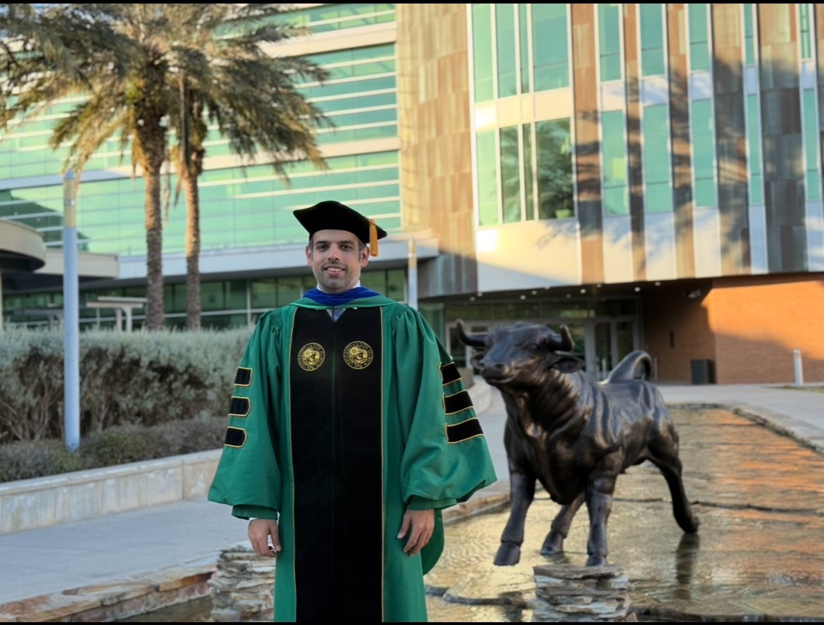 m7md_1988_'s tweet photo. الحمدلله من قبل وبعد…
تم تخرجي اليوم من جامعة جنوب فلوريدا بدرجة الدكتوراة وكان الشرف لي بحضور الوالد والوالدة. اسال الله العلي القدير أن تكون بداية خير لخدمة وطني الحبيب..
الشكر لله ثم لوالديني ثم اخواني وأختي وزوجتي ثم لوطني ومليكي وجامعة الملك خالد ومن له حق علي.. https://t.co/xzRvnMoCUc