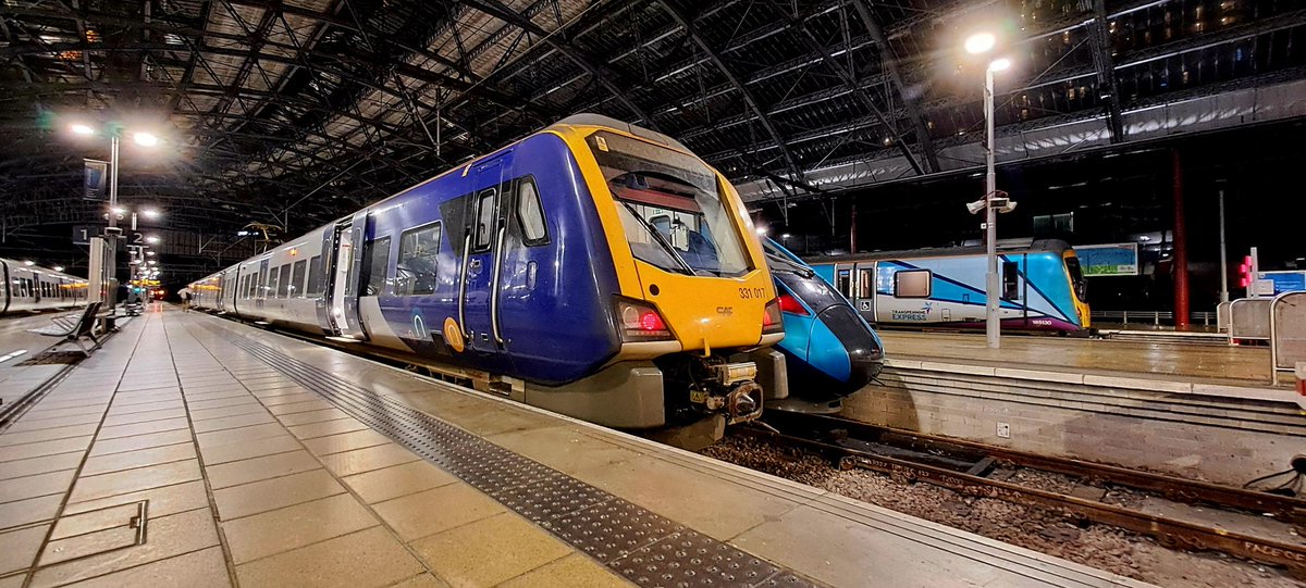 Guard_Amos's tweet photo. @northernassist #caf331017 and @TPExpressTrains #siemens185130 flank an unidentified #hitachi802 at @NetworkRailLIV
@PaulMBigland @cheggs1978 @Clinnick1 @chris_railway @railexpress @railwaysillus @RailwayMagazine @TodaysRailways @Modern_Railways @ukrailadventure https://t.co/ar14KlG3pN
