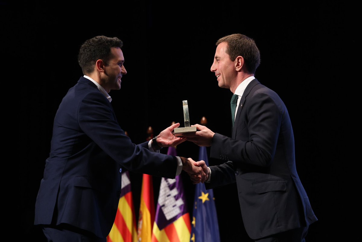 MNuriaRiera's tweet photo. Enhorabona premiats i jurat #PremisMallorca que ha comptat amb més participants que mai. 454 obres poesia, narrativa, assaig, fotografia.., noves categories, més pressupost que mai, sumant català i castellà.
El canvi a millor no ho pot negar ningú que sigui honest. 😉Seguim! 👏🏻 https://t.co/H0WIqMQmPw