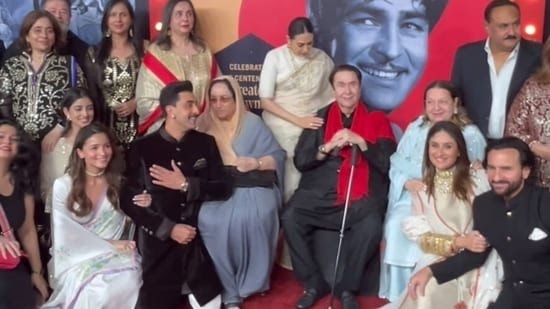 MyTechWorldBlog's tweet image. 100 years of Raj Kapoor 🎥🎵
#rajkapoor #classicmovies #showmanofhindimovies 
🎵Jeena Yahan Marna Yahan 🎶
youtu.be/PDOEFZcw6hw?fe…