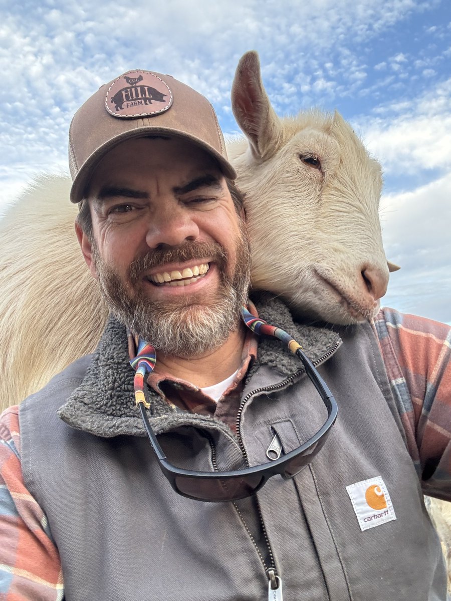 TheCogHillFarm's tweet photo. This is definitely my buddy #PetGoat #CogHillFarm #farmfriends #GoatLove https://t.co/VgUJMwLyjw