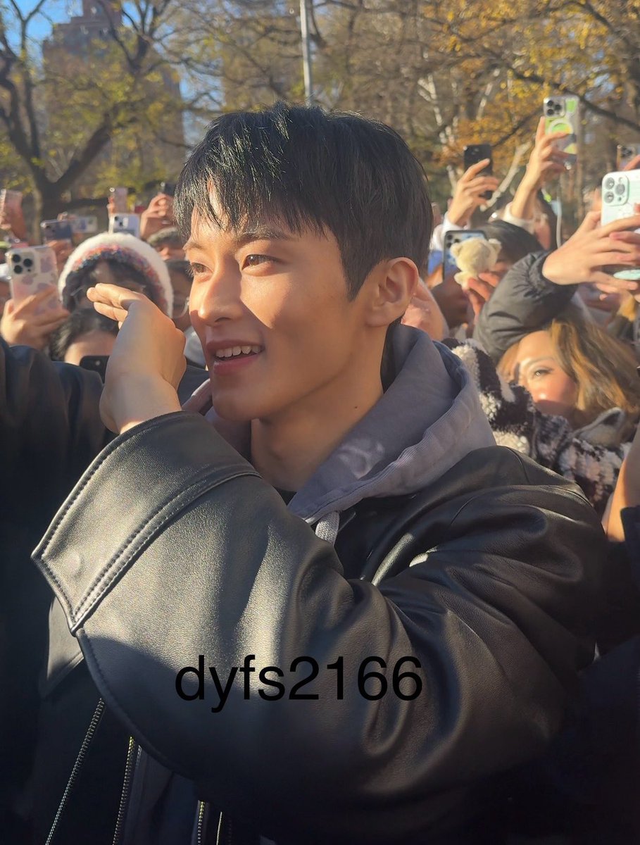 0802lees's tweet photo. welcome back black hair mark 🖤 he look so good!!! https://t.co/UwxaRA7Nks