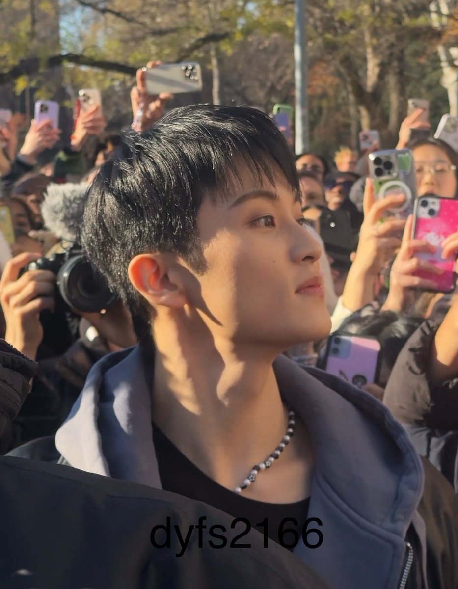 0802lees's tweet photo. welcome back black hair mark 🖤 he look so good!!! https://t.co/UwxaRA7Nks