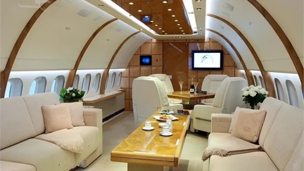 MartinDandach's tweet photo. Ahora Karina Milei, a quien nadie la votó, hizo otro viaje a Italia con su hermano en un avión privado. USD 400.000 nos salió a todos los argentinos las vacaciones de los hermanos corruptos. Ya hicieron casi 25 viajes entre Estados Unidos, Suiza, Francia, Alemania, República Checa e Israel. Mientras que para los argentinos no hay plata, ellos viven de privilegios a costa de todos nosotros. Lo de Kueider a comparación es una miseria. La casta pura.