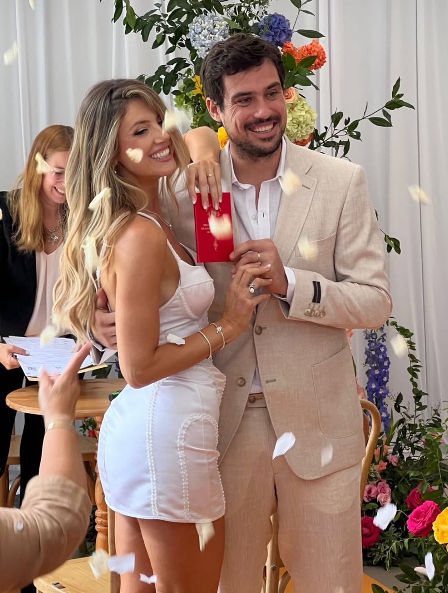 champanje_'s tweet photo. Stephanie Demner la infló tanto con el vestido del civil y para sorpresa de NADIE eligió el más feo y cero fino. Y Guido de clarito…Explotó el gasometro. https://t.co/BFb99B5Doj