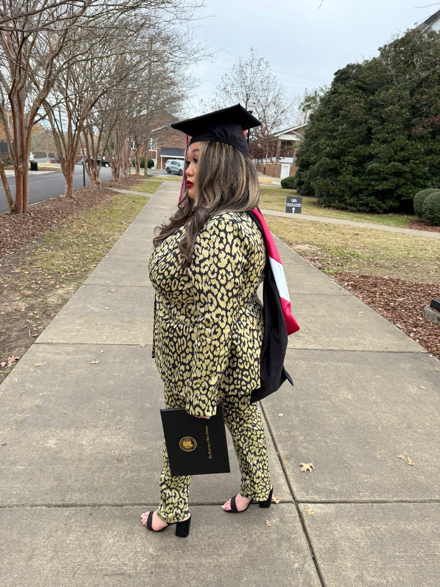 _iAdoreDrake's tweet photo. I graduated with my master’s in Clinical Mental Health Counseling today 🎉🎉!!! https://t.co/UN4vN5UTpa
