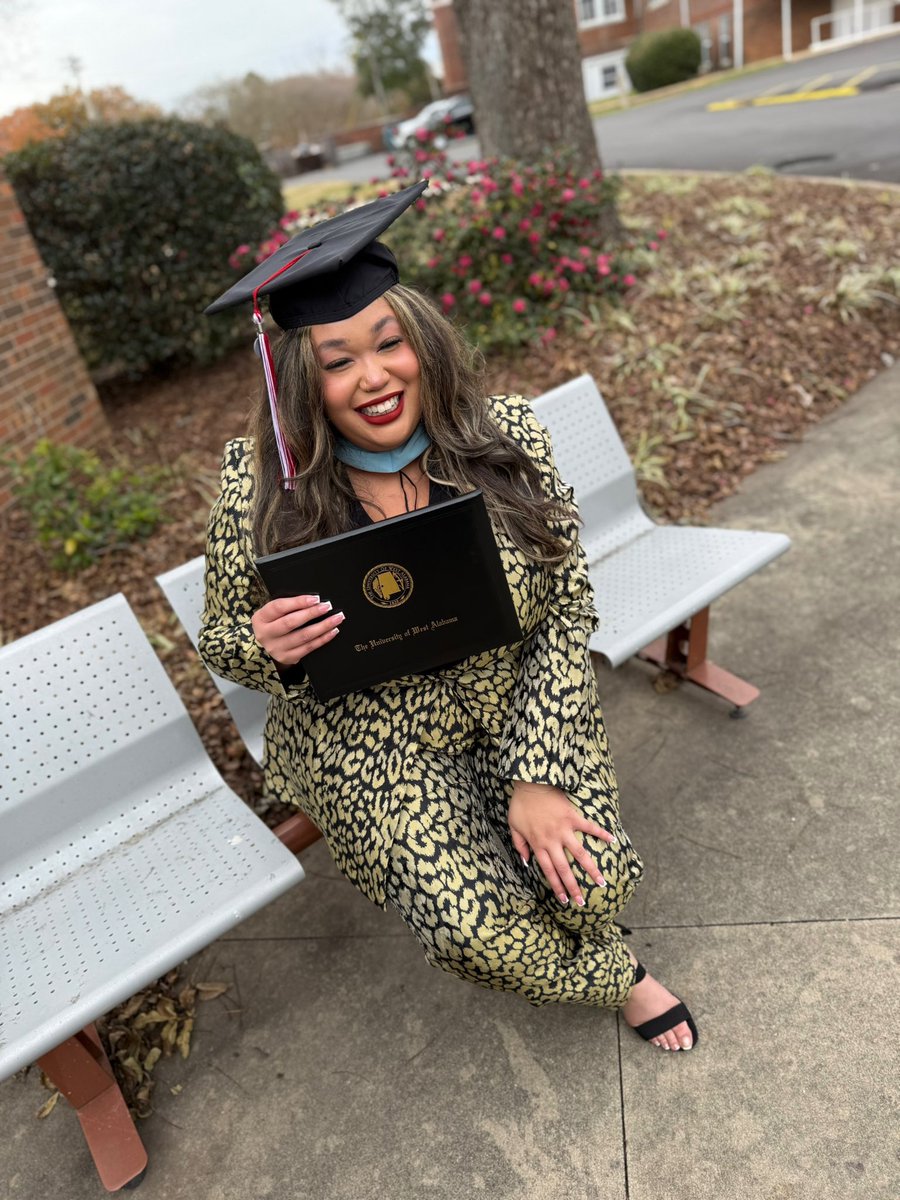 _iAdoreDrake's tweet photo. I graduated with my master’s in Clinical Mental Health Counseling today 🎉🎉!!! https://t.co/UN4vN5UTpa
